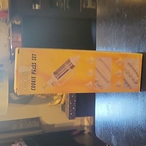Cookie press/ frosting decorator,see last pic of 2nd free press